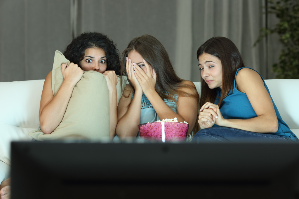 girls watching horror movies